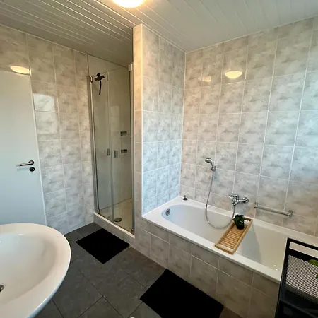 アパート Coming - Moderne Mit Naehe Zu Koeln Messe, Flughafen, Dom, Lanxess-arena - Schnelles Wlan, 2 Kostenlose Parkplaetze ベルギッシュ・グラートバッハ